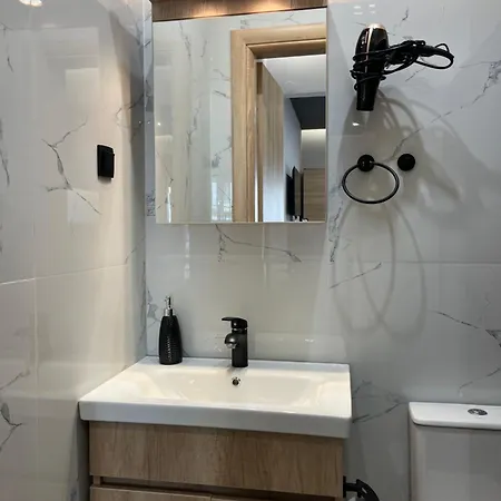 Central 5 Modern Apartment With Free Parking Сере Экстерьер фото