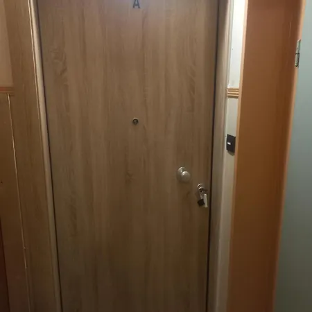 Central 5 Modern Apartment With Free Parking Сере Экстерьер фото